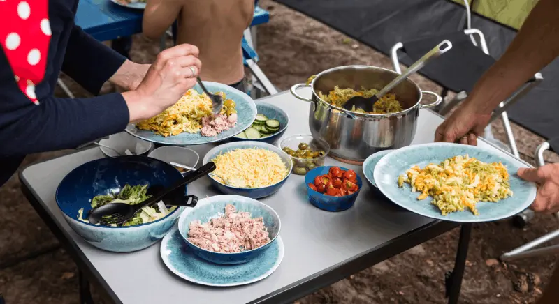 Emaljerade Campingkoppar och Tallrikar: Blir de Snabbare Kalla än Plastset?