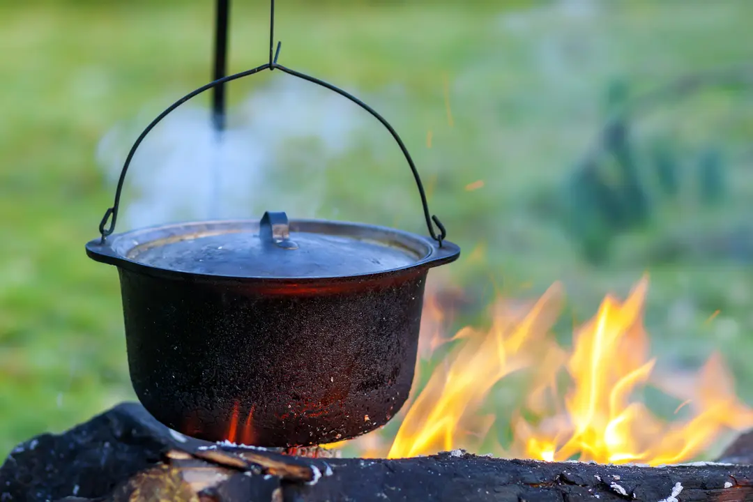 Är det möjligt att baka bröd med gjutjärnsgryta i naturen?