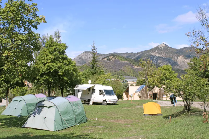 Come si realizza il turismo di campeggio sostenibile a sostegno delle comunità locali?