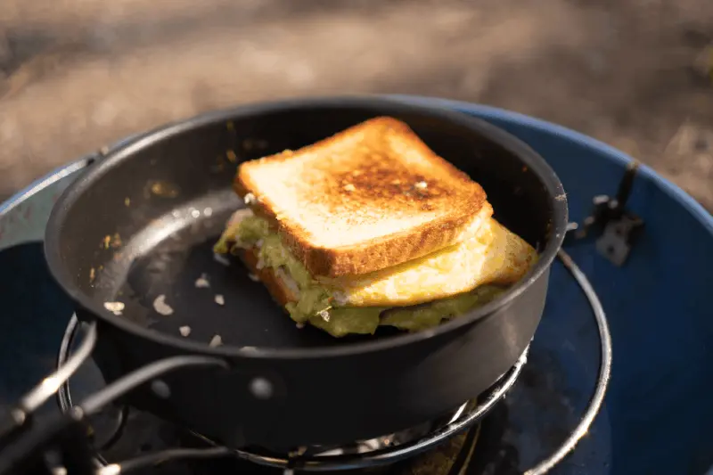 Hur Gör Man En Mättande Och Energifull "En-Panna" Frukost För Camping?