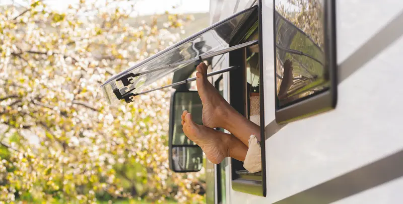 What Are the Hole-Free/Practical Installation Methods for Installing Mosquito Nets and Blackout Curtains in a Caravan?