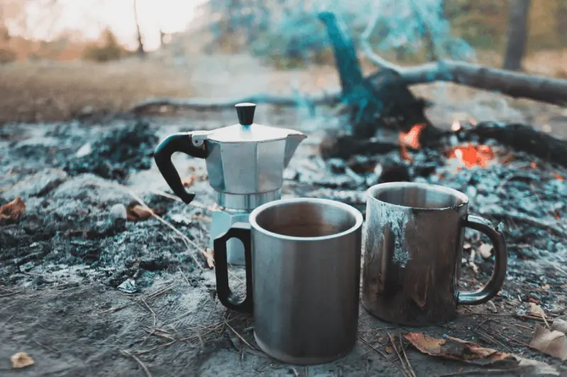 Bästa Metoden för Morgonkaffe på Campingen: Moka Pot, French Press eller Praktiska Filter?