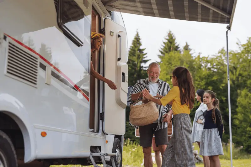 Vilka är reglerna för camping utanför campingplatser när man reser med husbil i Europa?