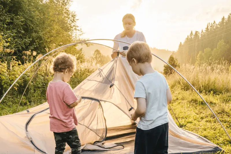 ¿Cuáles son las actividades de campamento educativas que se pueden hacer en la naturaleza con niños?