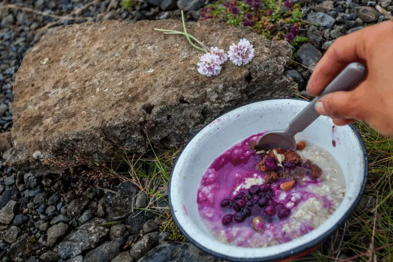 Energidepå för Campingmorgnar: Hur Gör Man Fruktig Havregrynsgröt?
