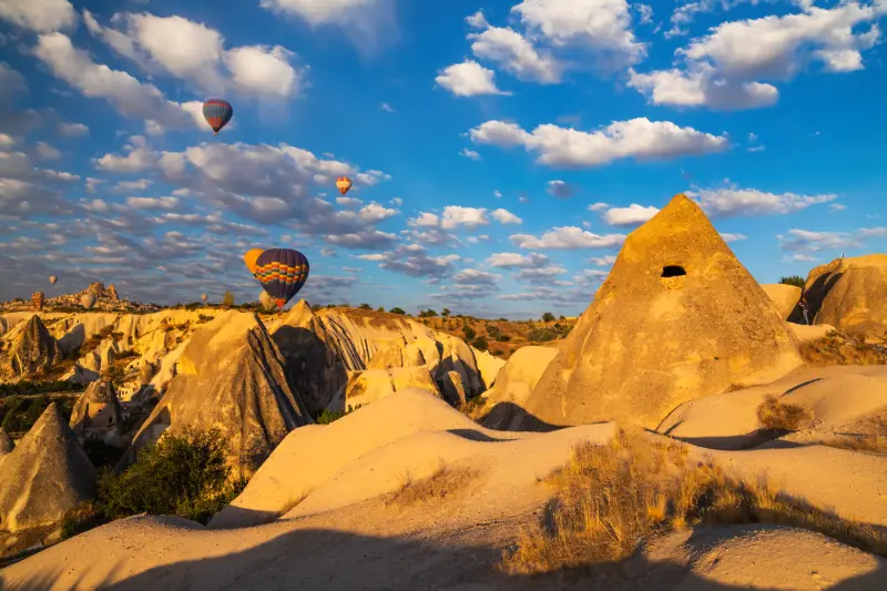 Where Are the Free Caravan Viewpoints Where We Can Watch Hot Air Balloons in Cappadocia?