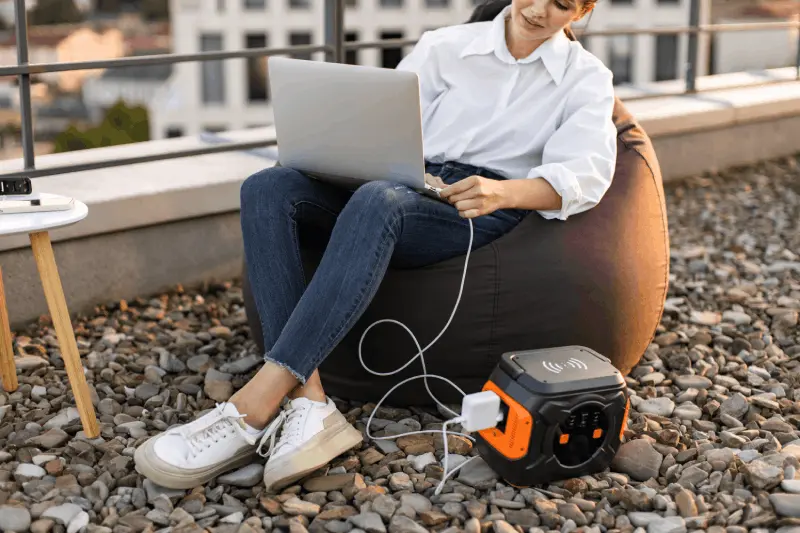 Vilka är de bästa bärbara kraftkällorna för att ladda telefon och dator på camping?
