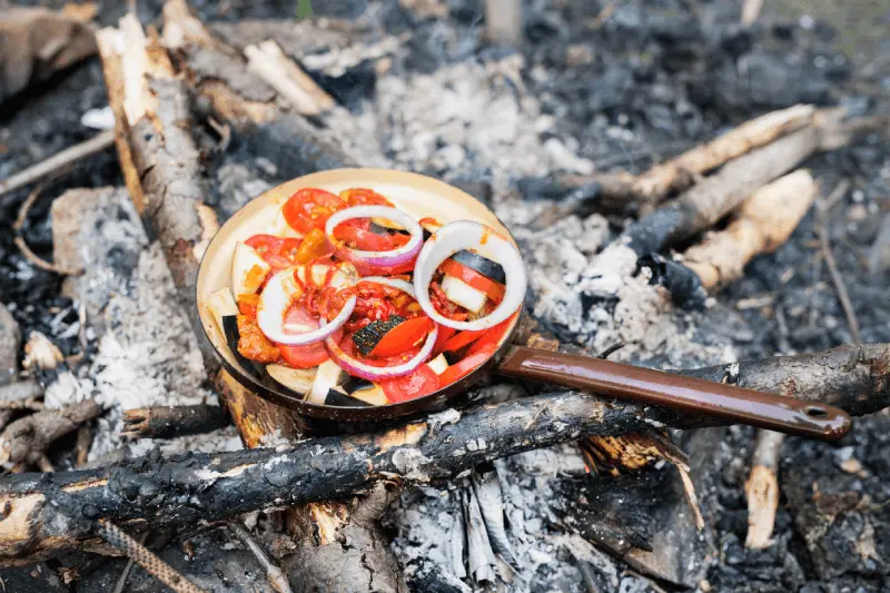 Hur Gör Man Frukostsås Med Grillad Paprika Och Tomater På Campingen?