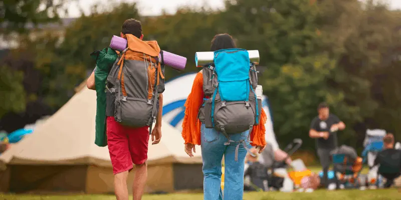 Hur Förbereder Man En Minimalistisk Campingryggsäck?
