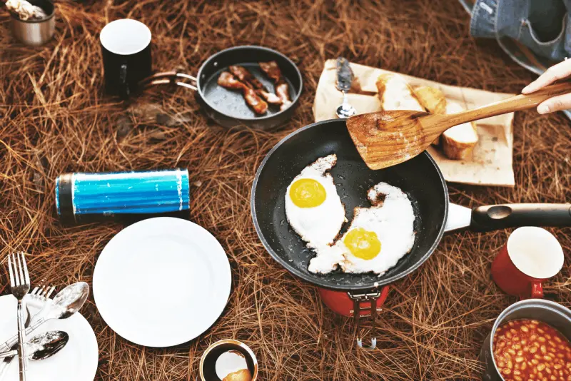 Vilka är de mest praktiska och mättande recepten för frukost på camping?