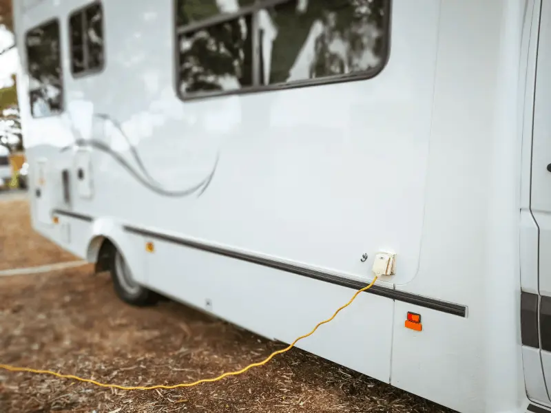 ¿Cómo se instala un sistema eléctrico en una caravana?