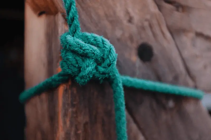 Vilka grundläggande knytningstekniker behövs för bushcraft camping?