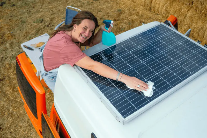 Vilka förnybara källor kan användas utöver solenergi i husvagnen?