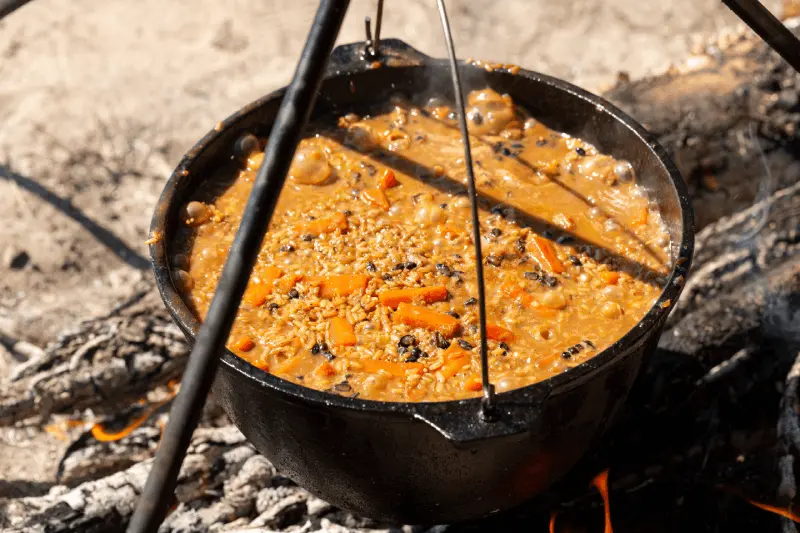 Vad är de mest mättande campingmåltiderna som kan lagas i en enda kastrull?