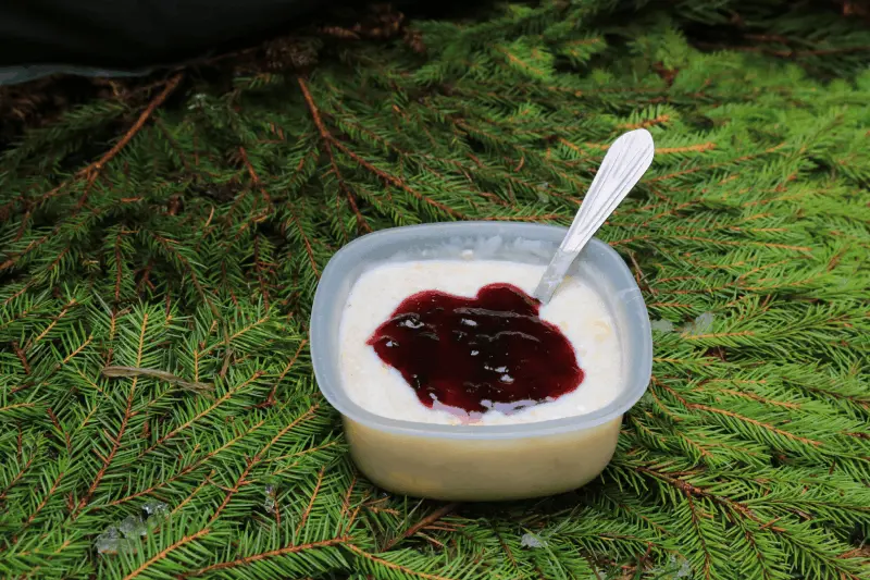 Recept på Lätt Frukost med Torkad Frukt och Yoghurt för Camping