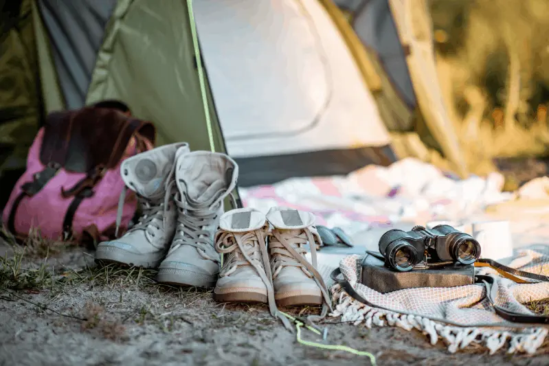 Vad ingår i en grundläggande campingutrustningslista?