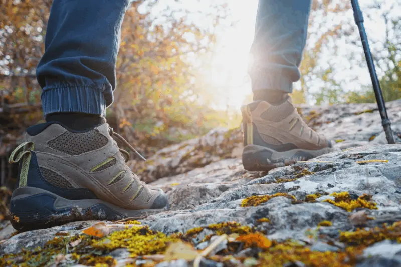 Är Höga Ankelstövlar eller Flexibla Utomhusskor Bättre för Camping och Korta Vandringar?