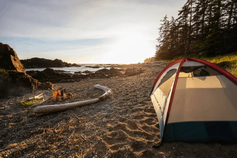 Hur hittar man campingplatser bortom folkmassorna under högtider?