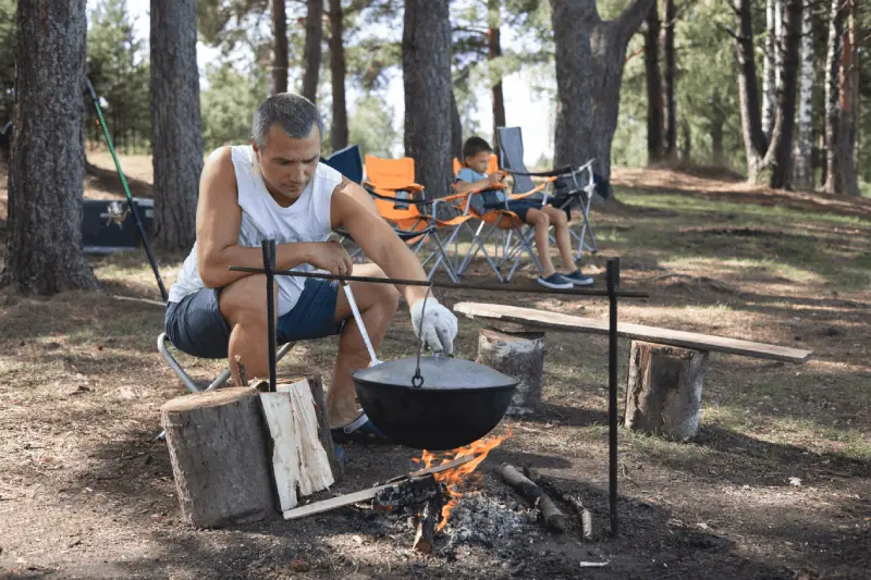 Vilka praktiska och mättande maträtter kan lagas i campingmiljö?