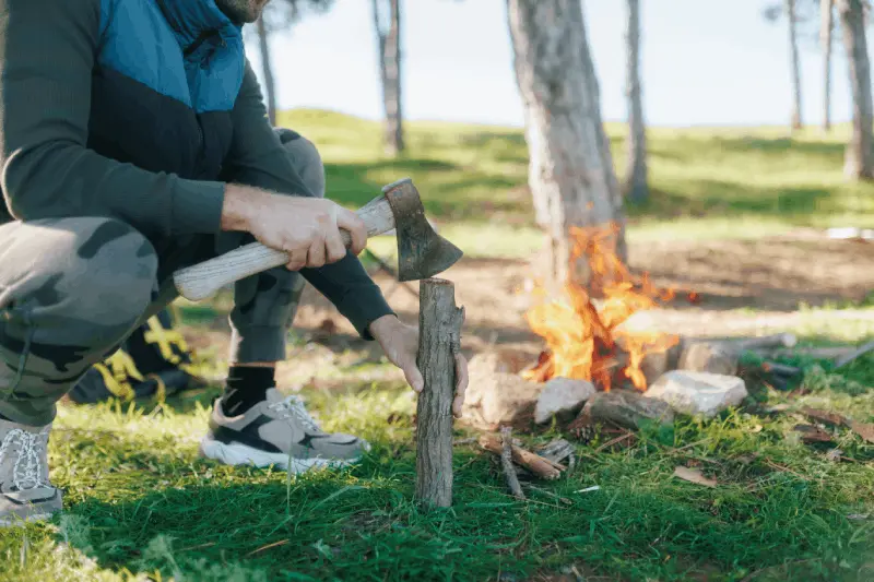 Är yxa eller bärbar såg säkrare/praktiskare för att hugga ved och göra eld på camping?