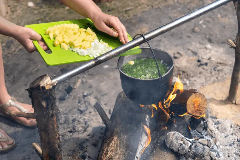 Praktiska recept för matlagning vid lägereld