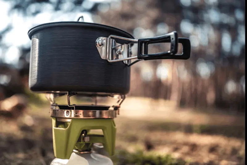 Varför fryser campingkökets gasbehållare i kallt väder och hur löser man det?