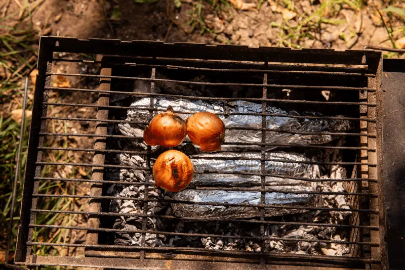 Hur tillagar man grönsaker i aluminiumfolie på camping?
