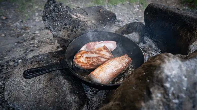 Hur Påverkar Gjutjärnspannan Matens Smak vid Camping?