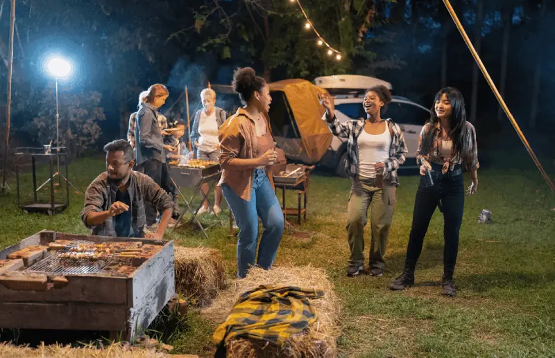 Vilken är den mest långlivade ficklampan för att belysa campingområdet på natten?