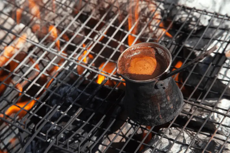 Hur Gör Man Turkiskt Kaffe Över Glöd?