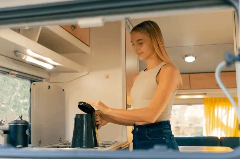Karavan Buzdolabı 12v Kompresörlü Mü Yoksa 220v Ev Tipi + İnverter İle Mi Daha Verimli Çalışır?