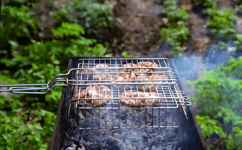 Vilka metoder finns det för att laga kött utan grill i naturen?
