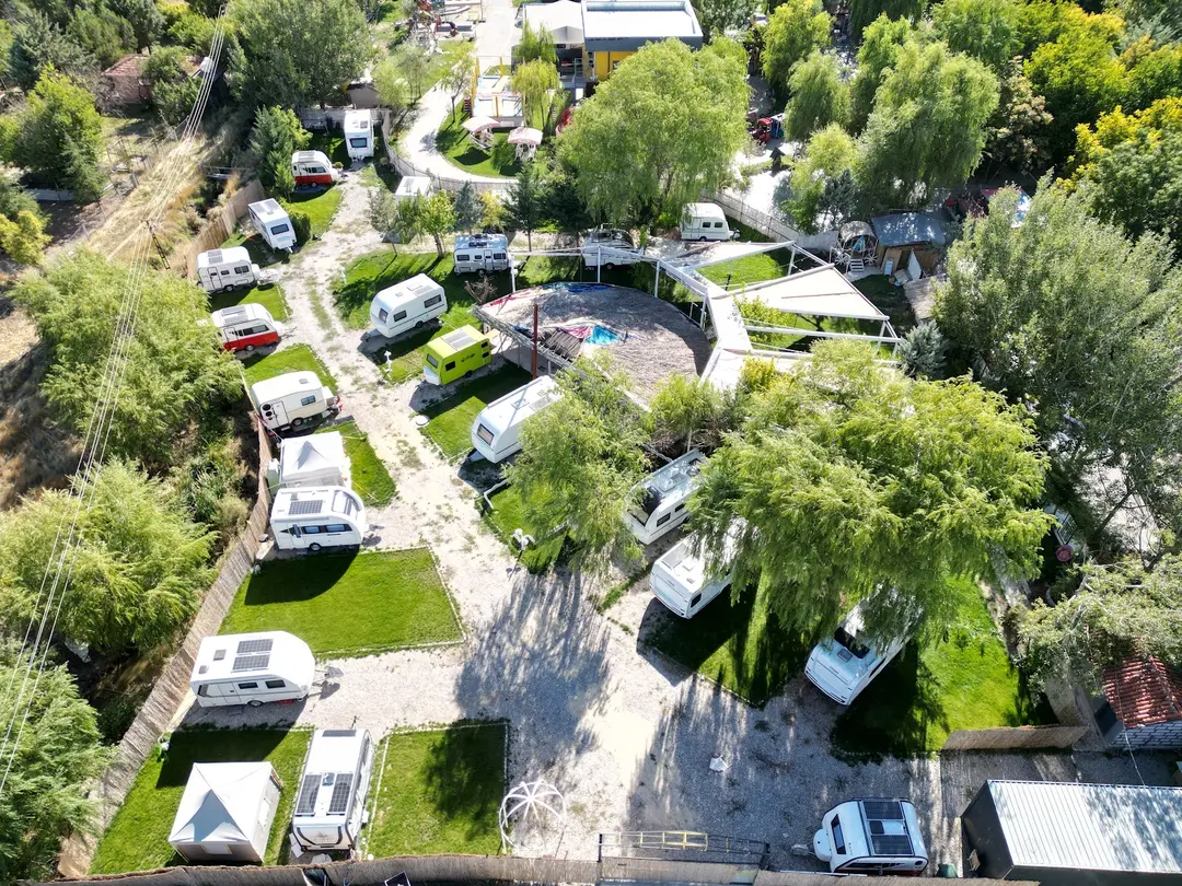 Neşeli Koy Karavan Kampplads — Ankara — küçük resim 3