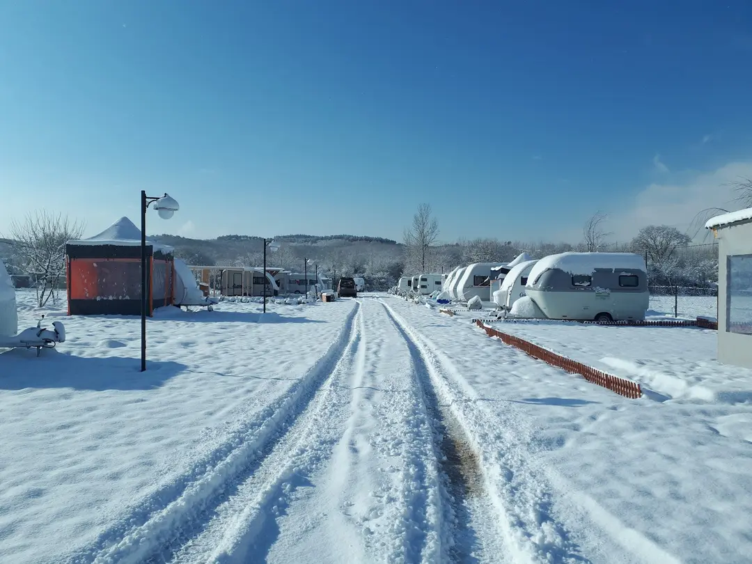 Kirpi camping karavan parkı — İstanbul — küçük resim 2