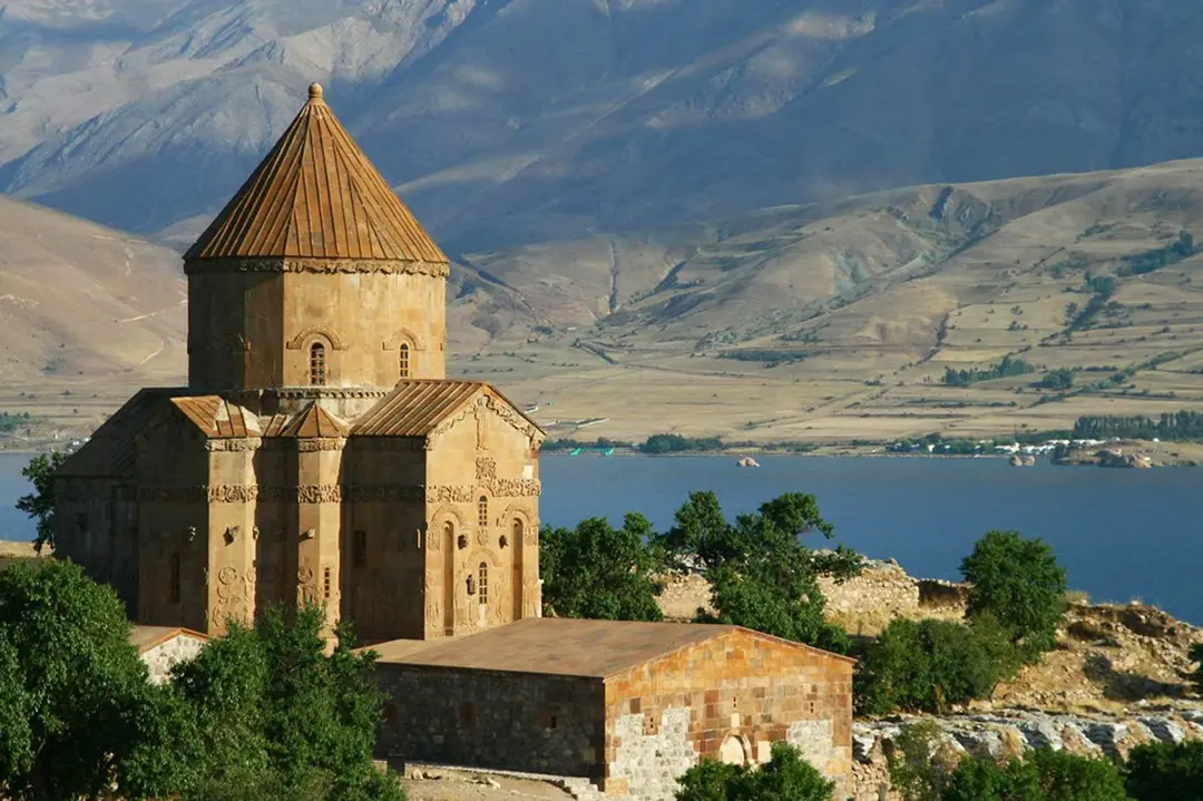 Akdamar Kampı